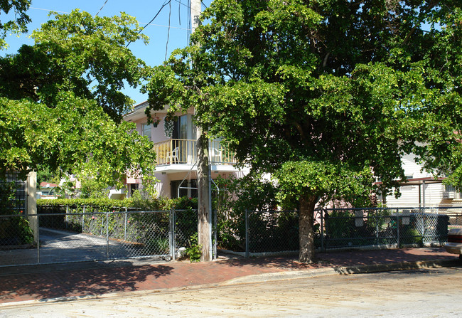 524 SW 13th Ave in Miami, FL - Foto de edificio - Building Photo
