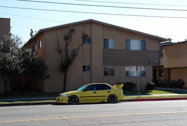 12322 Inglewood Ave in Hawthorne, CA - Foto de edificio - Building Photo