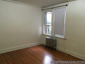 1638 Commonwealth Ave, Unit 10 in Boston, MA - Foto de edificio - Building Photo