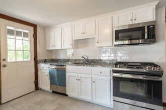 291 Linden St in Wellesley, MA - Building Photo - Building Photo