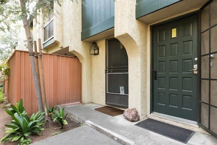 11260 Overland Ave, Unit Bedroom #1 in Culver City, CA - Foto de edificio