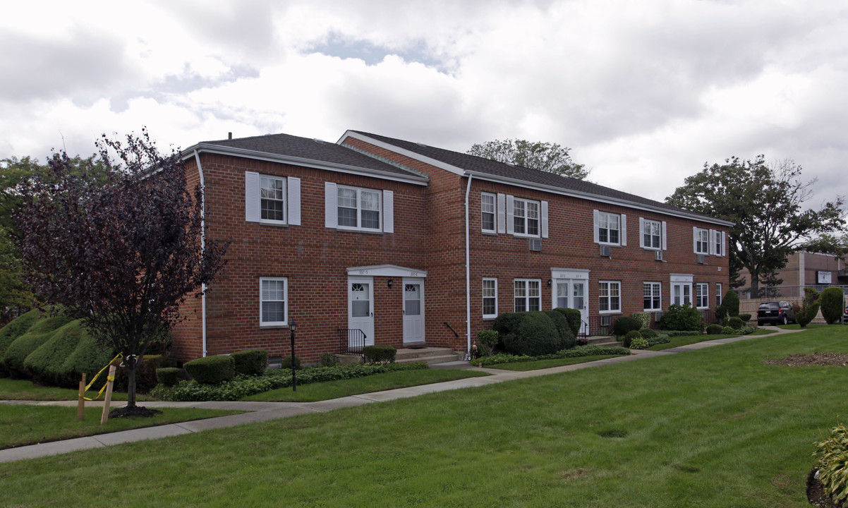 Crescent Woods in Bethpage, NY - Foto de edificio