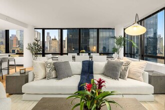 1113 York Ave in New York, NY - Foto de edificio - Building Photo