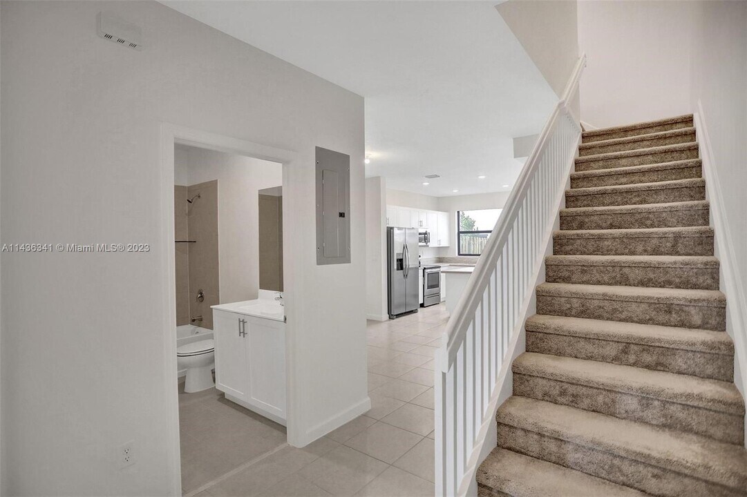 11831 SW 247th Ter in Princeton, FL - Foto de edificio