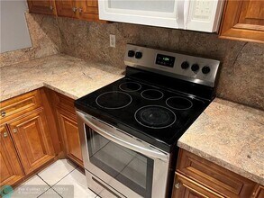 2810 Riverside Dr in Coral Springs, FL - Building Photo - Building Photo