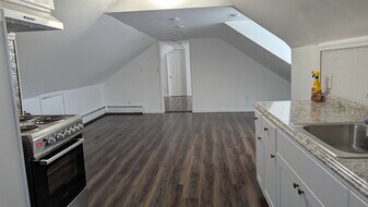 18 Ramapo Valley Rd in Oakland, NJ - Building Photo