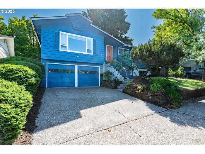 7323 SW Nevada Terrace in Portland, OR - Foto de edificio