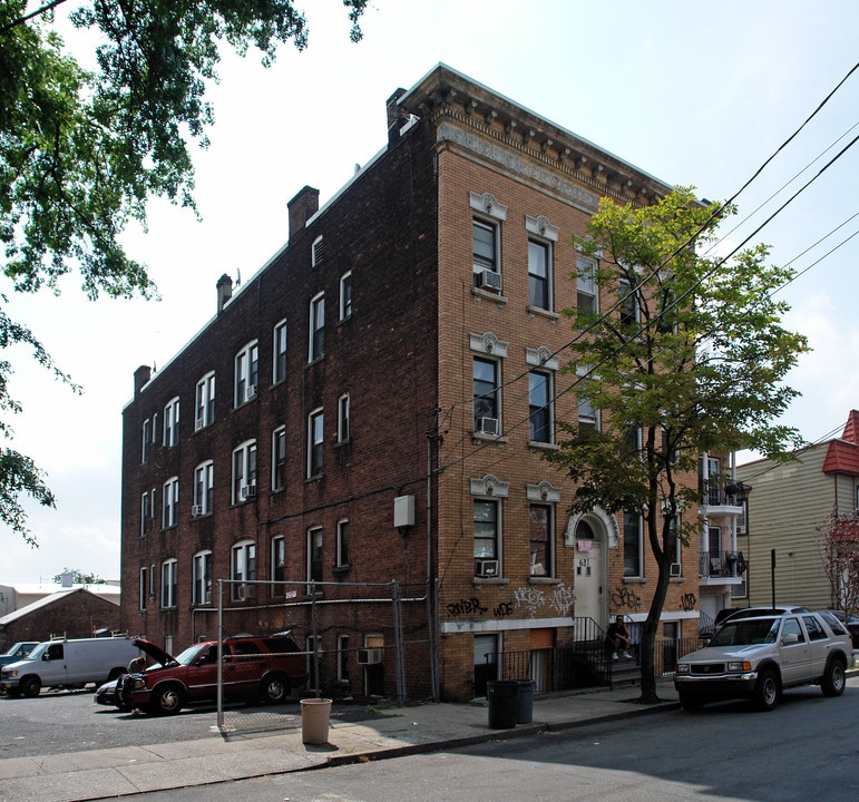 631 N 6th St in Newark, NJ - Building Photo