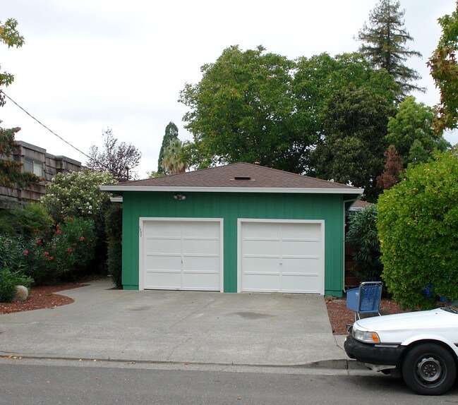 1037 3rd St in Novato, CA - Foto de edificio - Building Photo