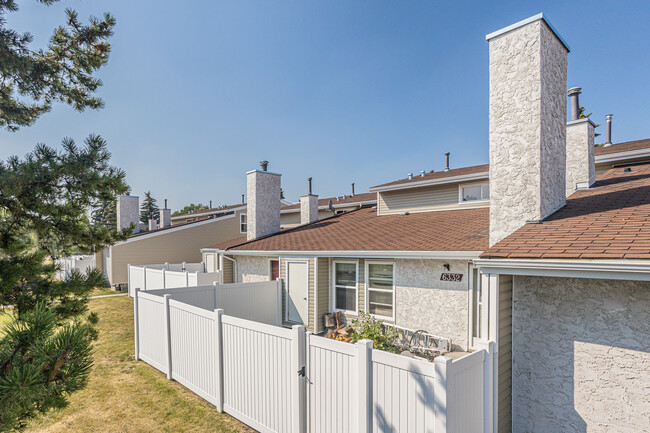 Ridgewood Place in Edmonton, AB - Building Photo - Building Photo