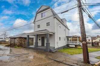 32 Adrian St in Mckees Rocks, PA - Building Photo - Building Photo