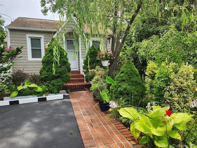 26 Long Beach Dr in Sound Beach, NY - Foto de edificio - Building Photo