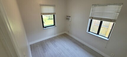 927 NE 122nd St in North Miami, FL - Foto de edificio - Building Photo