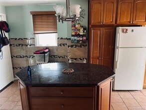 276 Benson Ave in Elmont, NY - Foto de edificio - Building Photo