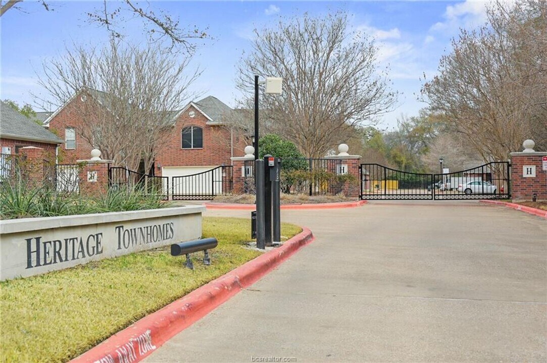 Adorable 3 Bed/2Bath Townhome Pre-Leasing in College Station, TX - Building Photo