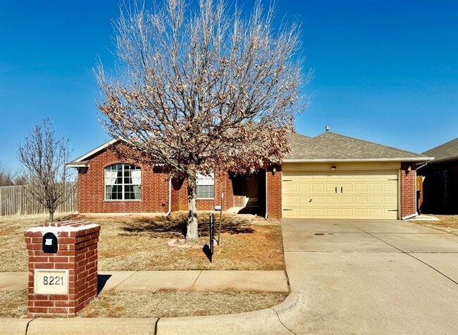 8221 Greer Way in Oklahoma City, OK - Building Photo - Building Photo