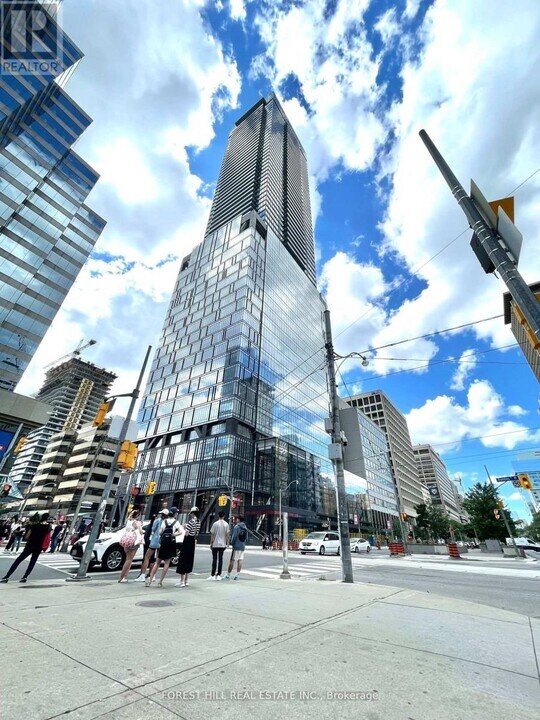 488 University Ave in Toronto, ON - Building Photo