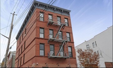 253 Van Brunt St in Brooklyn, NY - Building Photo - Building Photo