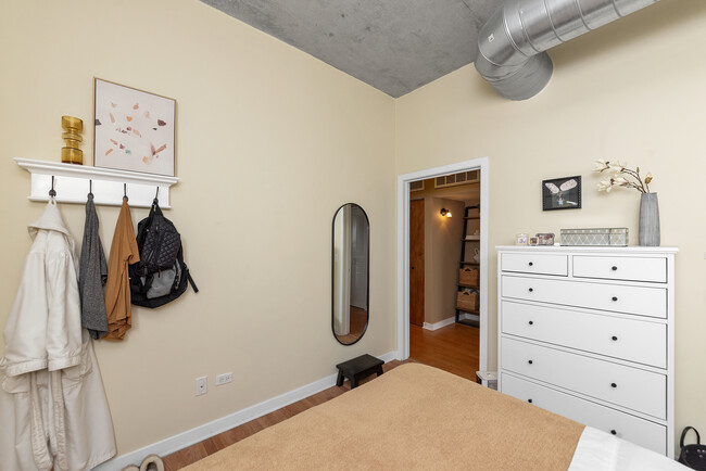 1000 N Kingsbury St, Unit # 0201 in Chicago, IL - Building Photo - Building Photo