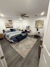 5616 Hollow Pines Dr in Houston, TX - Building Photo - Building Photo