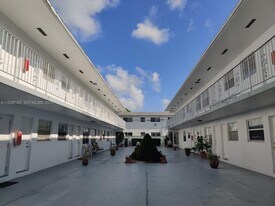 2826 Van Buren St, Unit 8 in Hollywood, FL - Building Photo