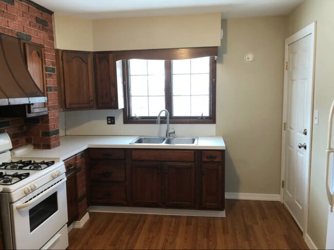 1184 Kossuth Ave, Unit 1 in Utica, NY - Foto de edificio - Building Photo