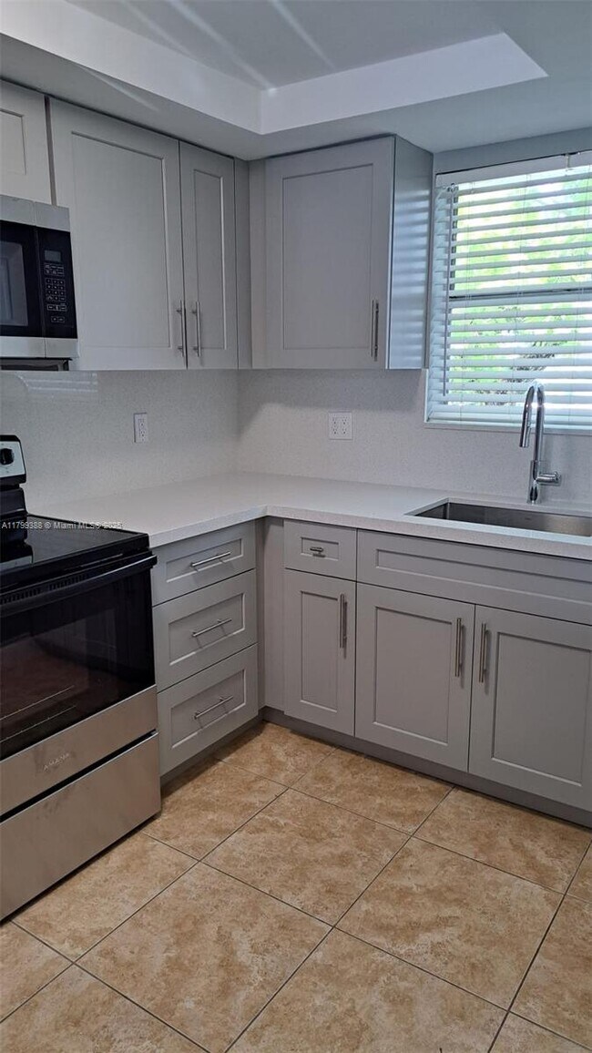 9371 Fontainebleau Blvd, Unit I214 in Miami, FL - Building Photo - Building Photo
