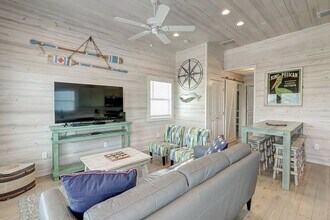 1924 Eleventh St in Port Aransas, TX - Foto de edificio - Building Photo