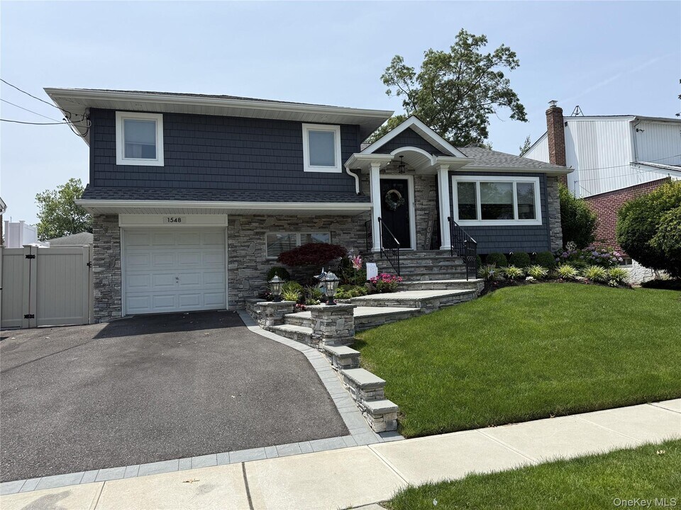 1548 Pea Pond Rd in North Bellmore, NY - Building Photo