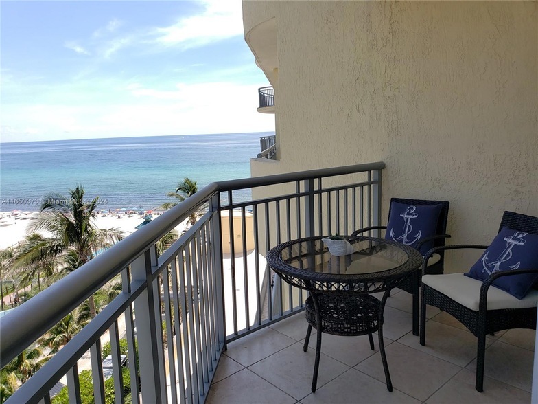 17375 Collins Ave, Unit 906 in Sunny Isles Beach, FL - Building Photo