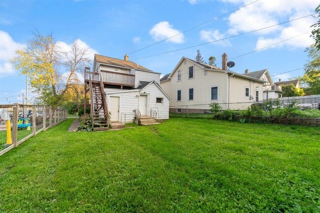 325 E 8th St, Unit 1 in Duluth, MN - Foto de edificio - Building Photo