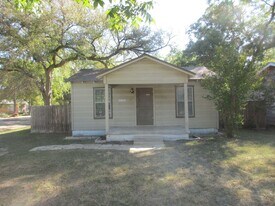 309 N Race St in Lampasas, TX - Building Photo