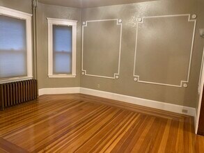 4 Douglas Ave in Somerville, MA - Foto de edificio - Building Photo