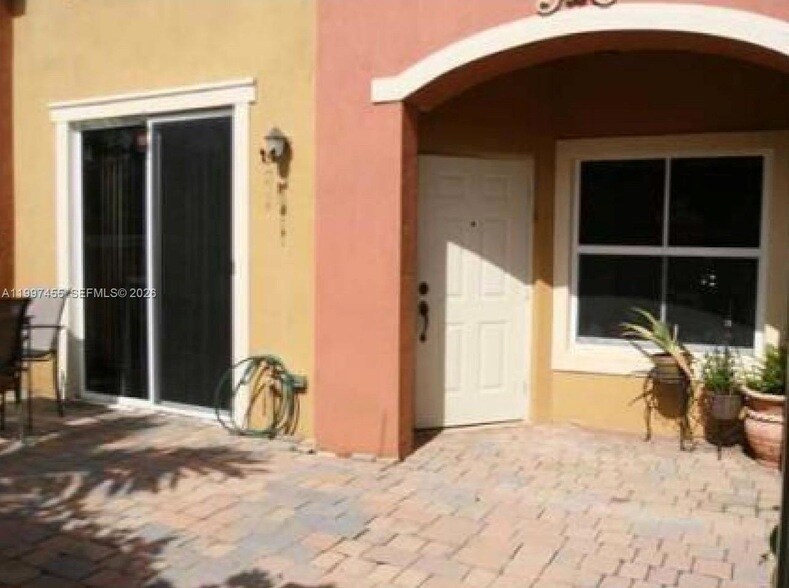 962 SW 143rd Ave, Unit 2207 in Pembroke Pines, FL - Building Photo