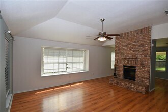 8014 Cahill Dr in Austin, TX - Foto de edificio - Building Photo
