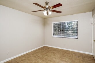 1622 SE Collette Ct in Port St. Lucie, FL - Foto de edificio - Building Photo