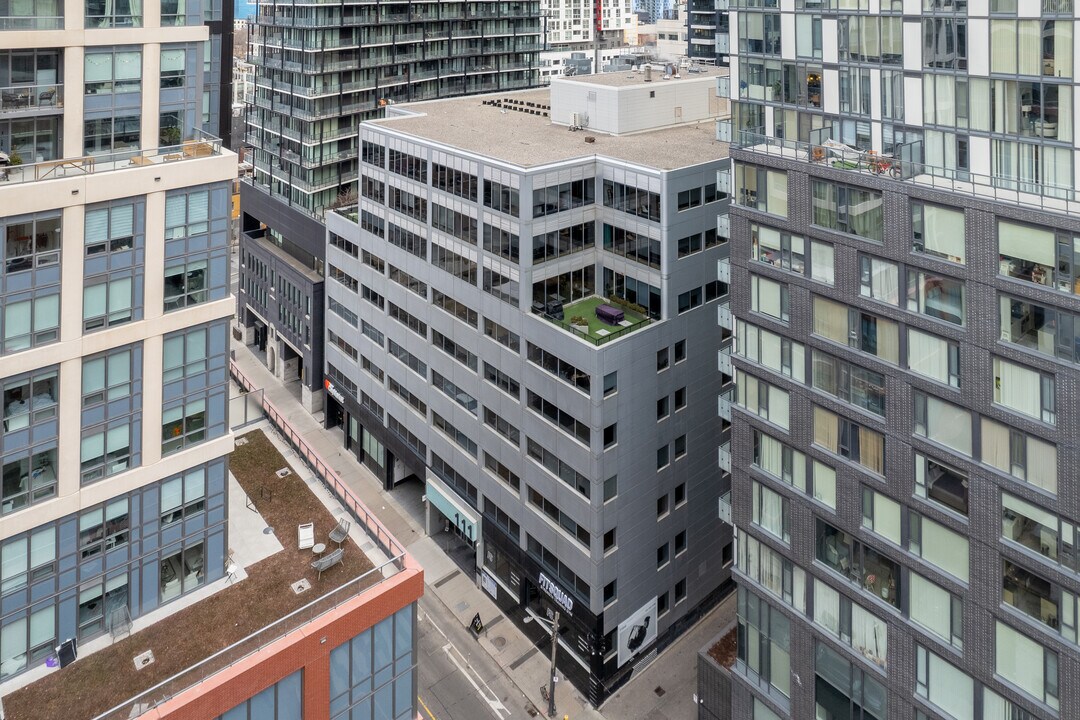 111 Peter St in Toronto, ON - Building Photo