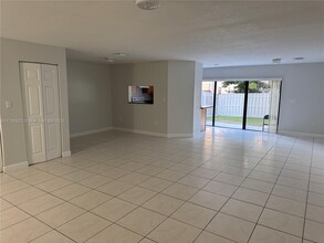 3811 Simms St in Hollywood, FL - Foto de edificio - Building Photo