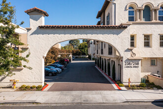 Classics at Town Plaza in Sunnyvale, CA - Building Photo - Building Photo