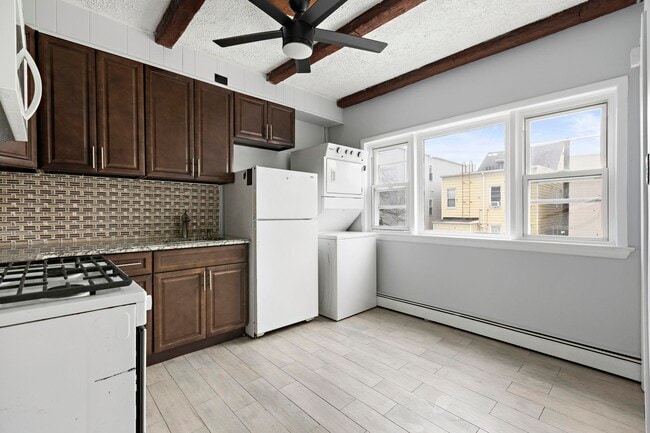 28 E 49th St in Bayonne, NJ - Building Photo - Building Photo