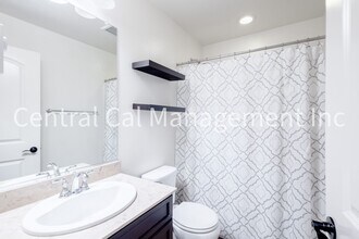 8216 Coral Point Ct in Bakersfield, CA - Foto de edificio - Building Photo