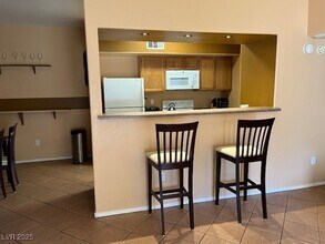 7255 W Sunset Rd in Las Vegas, NV - Building Photo - Building Photo