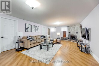 12 Bowshelm Ct in Mississauga, ON - Building Photo - Building Photo