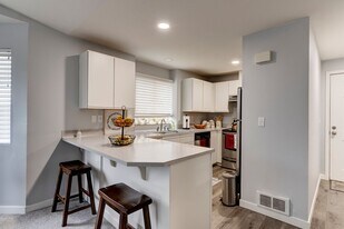 651 NE Ellis Way in Oak Harbor, WA - Building Photo