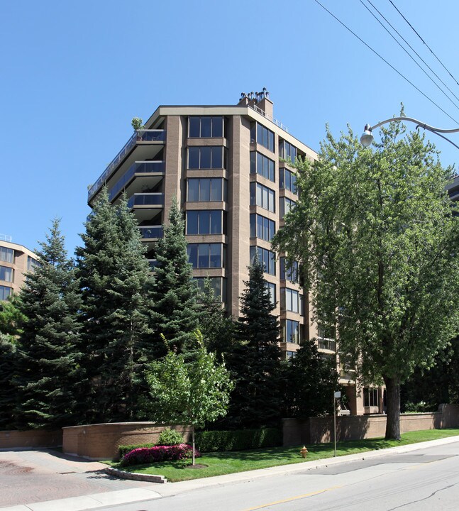 70 Rosehill Ave in Toronto, ON - Building Photo