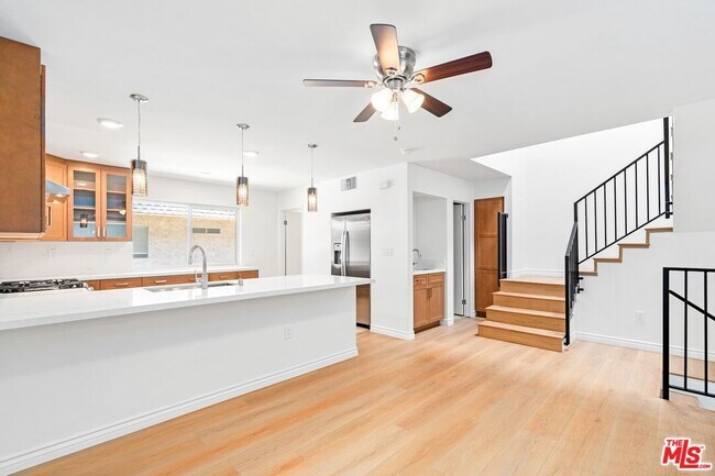 5238 Newcastle Ave in Los Angeles, CA - Building Photo - Building Photo