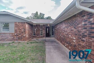 1008 NW 7th Pl in Moore, OK - Building Photo - Building Photo