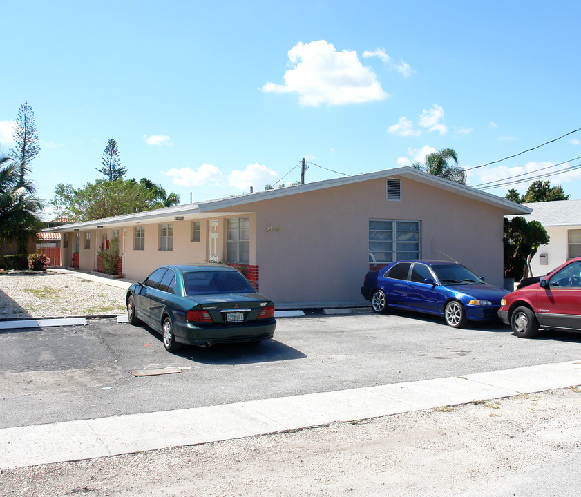 2416-2418 Hayes St in Hollywood, FL - Building Photo