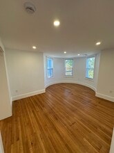 452 Centre St, Unit 2 in Boston, MA - Foto de edificio - Building Photo