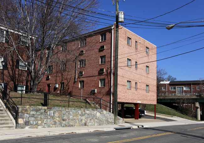 1300 N Rhodes St in Arlington, VA - Building Photo - Building Photo